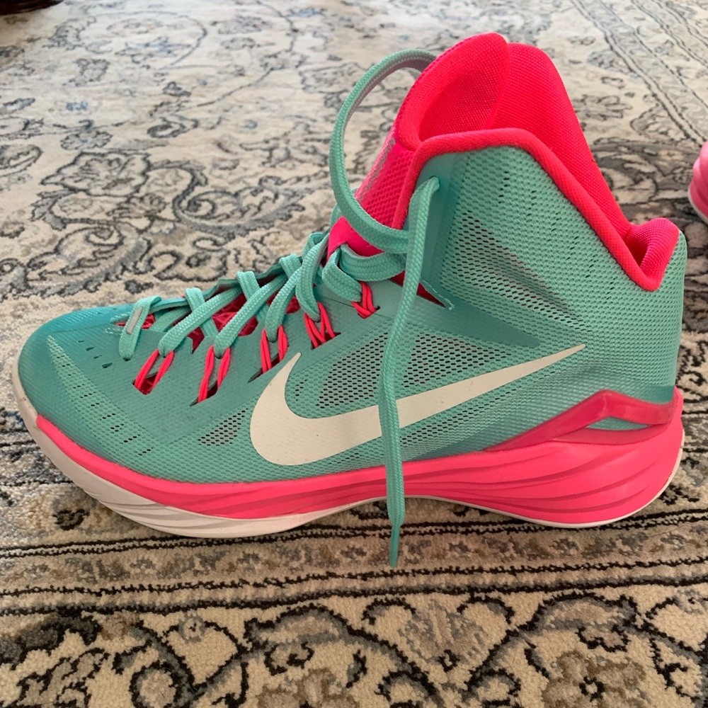Nike women basketball shoes - Picture 1 of 5